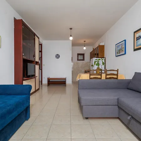 With Parking Space Mimice, Omis - 11045 Appartement Mimice